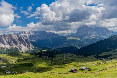 Güney Tyrol / İtalya 'daki güzel Güney Tirol dağları boyunca keşif turu