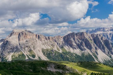 Güney Tyrol / İtalya 'daki güzel Güney Tirol dağları boyunca keşif turu