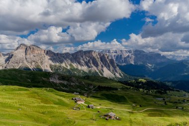 Güney Tyrol / İtalya 'daki güzel Güney Tirol dağları boyunca keşif turu