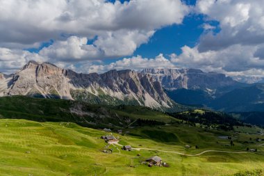 Güney Tyrol / İtalya 'daki güzel Güney Tirol dağları boyunca keşif turu