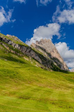 Güney Tyrol / İtalya 'daki güzel Güney Tirol dağları boyunca keşif turu