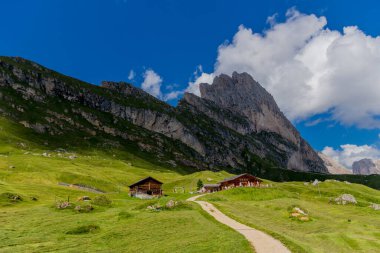 Güney Tyrol / İtalya 'daki güzel Güney Tirol dağları boyunca keşif turu