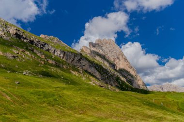 Güney Tyrol / İtalya 'daki güzel Güney Tirol dağları boyunca keşif turu