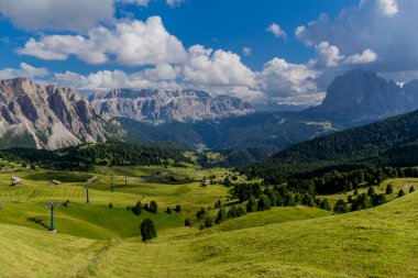Güney Tyrol / İtalya 'daki güzel Güney Tirol dağları boyunca keşif turu