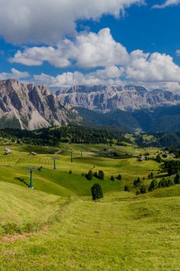 Güney Tyrol / İtalya 'daki güzel Güney Tirol dağları boyunca keşif turu