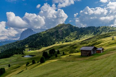 Güney Tyrol / İtalya 'daki güzel Güney Tirol dağları boyunca keşif turu
