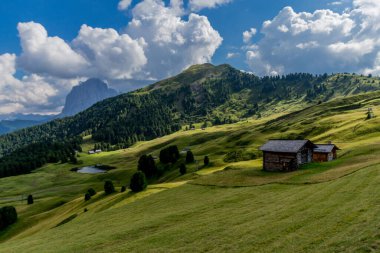 Güney Tyrol / İtalya 'daki güzel Güney Tirol dağları boyunca keşif turu