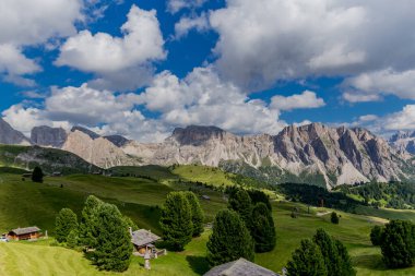 Güney Tyrol / İtalya 'daki güzel Güney Tirol dağları boyunca keşif turu