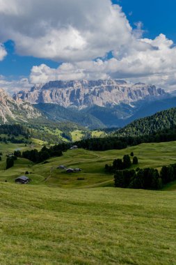 Güney Tyrol / İtalya 'daki güzel Güney Tirol dağları boyunca keşif turu