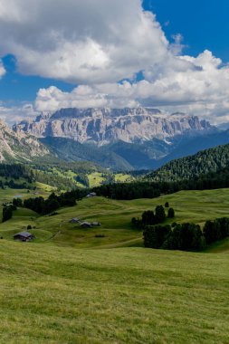 Güney Tyrol / İtalya 'daki güzel Güney Tirol dağları boyunca keşif turu