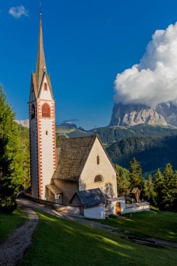 Güney Tyrol / İtalya 'daki güzel Güney Tirol dağları boyunca keşif turu