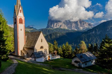 Güney Tyrol / İtalya 'daki güzel Güney Tirol dağları boyunca keşif turu