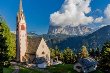 Güney Tyrol / İtalya 'daki güzel Güney Tirol dağları boyunca keşif turu