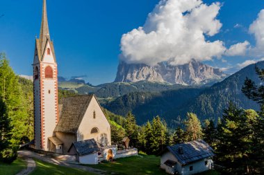 Güney Tyrol / İtalya 'daki güzel Güney Tirol dağları boyunca keşif turu