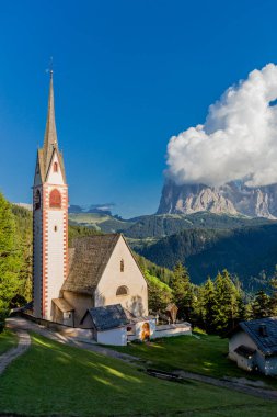 Güney Tyrol / İtalya 'daki güzel Güney Tirol dağları boyunca keşif turu