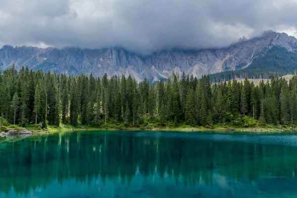Güney Tyrol / İtalya 'daki güzel Güney Tirol dağları boyunca keşif turu