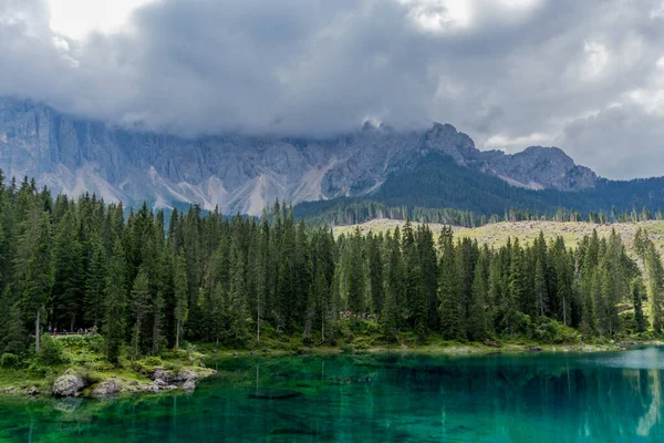 Güney Tyrol / İtalya 'daki güzel Güney Tirol dağları boyunca keşif turu
