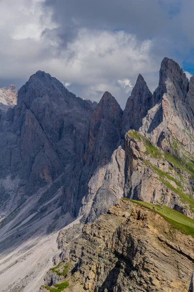 Güney Tyrol / İtalya 'daki güzel Güney Tirol dağları boyunca keşif turu