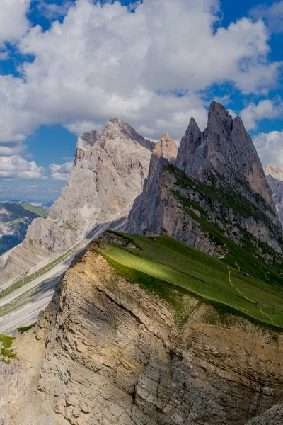 Güney Tyrol / İtalya 'daki güzel Güney Tirol dağları boyunca keşif turu