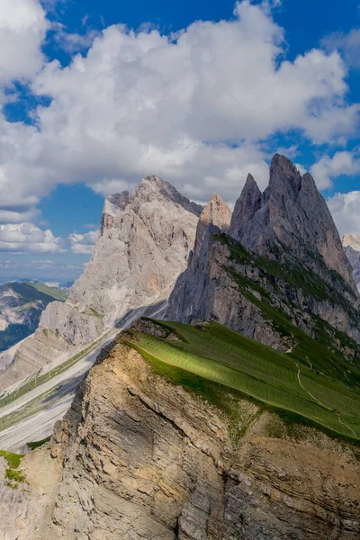 Güney Tyrol / İtalya 'daki güzel Güney Tirol dağları boyunca keşif turu