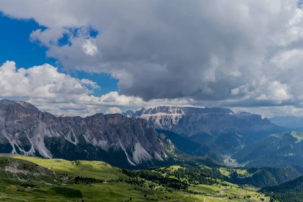 Güney Tyrol / İtalya 'daki güzel Güney Tirol dağları boyunca keşif turu