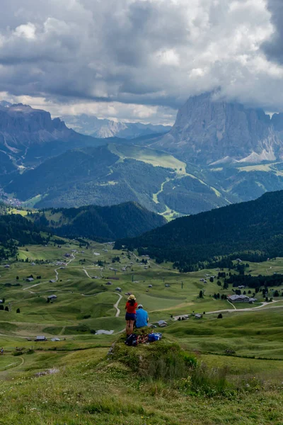 Güney Tyrol / İtalya 'daki güzel Güney Tirol dağları boyunca keşif turu