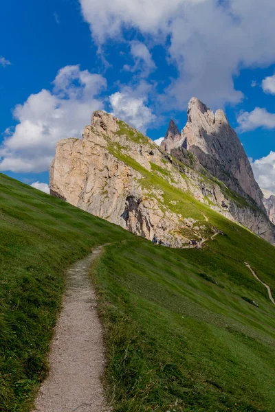 Güney Tyrol / İtalya 'daki güzel Güney Tirol dağları boyunca keşif turu