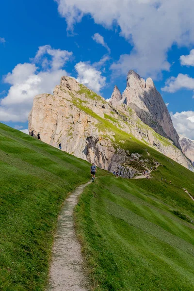 Güney Tyrol / İtalya 'daki güzel Güney Tirol dağları boyunca keşif turu