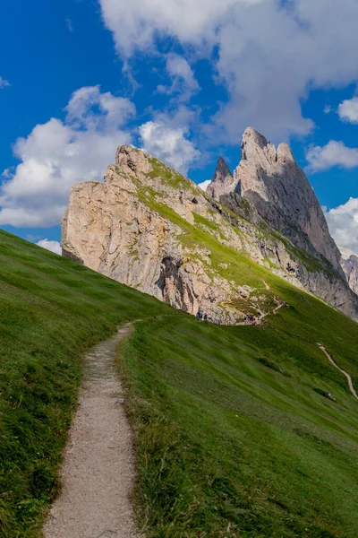 Güney Tyrol / İtalya 'daki güzel Güney Tirol dağları boyunca keşif turu