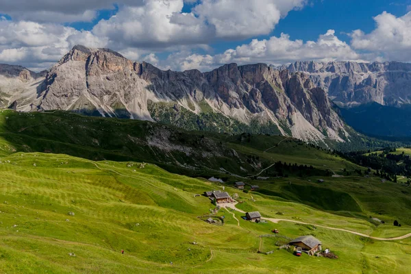 Güney Tyrol / İtalya 'daki güzel Güney Tirol dağları boyunca keşif turu