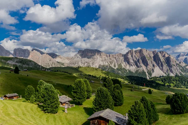 Güney Tyrol / İtalya 'daki güzel Güney Tirol dağları boyunca keşif turu