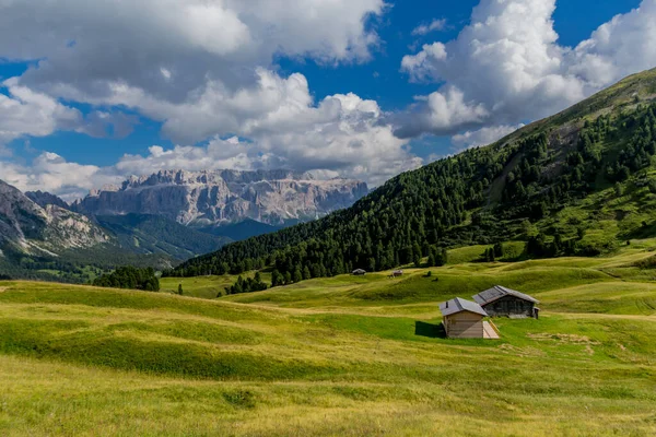 Güney Tyrol / İtalya 'daki güzel Güney Tirol dağları boyunca keşif turu
