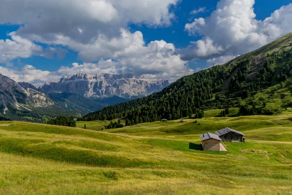 Güney Tyrol / İtalya 'daki güzel Güney Tirol dağları boyunca keşif turu