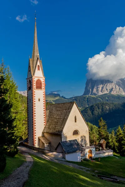 Güney Tyrol / İtalya 'daki güzel Güney Tirol dağları boyunca keşif turu