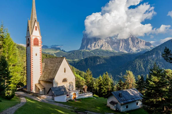 Güney Tyrol / İtalya 'daki güzel Güney Tirol dağları boyunca keşif turu