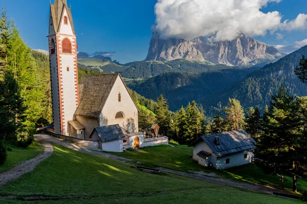 Güney Tyrol / İtalya 'daki güzel Güney Tirol dağları boyunca keşif turu