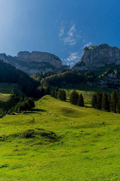 通过瑞士阿彭策尔山的美丽探险之旅 Appenzell Alpstein — 图库照片