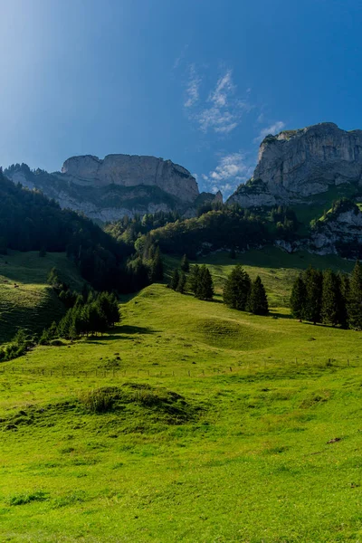 通过瑞士阿彭策尔山的美丽探险之旅 Appenzell Alpstein — 图库照片