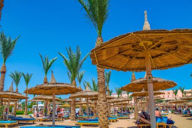 Tatil plaj ve tatilcilerin güneşin kızıl deniz güneş yanığı kıyısında şezlong içinde görünüm