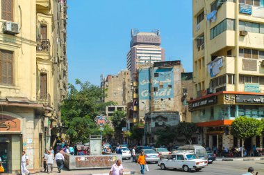 Kahire sokakları insanlarla aşırı kalabalık ve produ atık