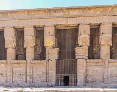 Antik Mısır Tapınağı Amon Ra Luksor sütunları ve güze