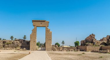 Antik Mısır Tapınağı Amon Ra Luksor sütunları ve güze