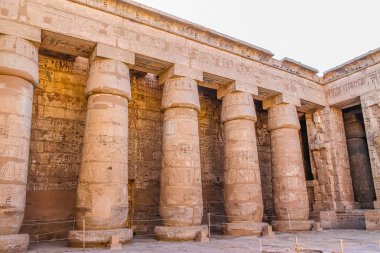 Antik Mısır Tapınağı Amon Ra Luksor sütunları ve güzel bas-reliefs Pharaoh'ın kült