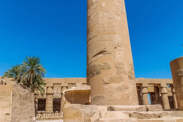 Antiguo Templo Egipcio Amon Luxor Con Columnas Hermosos Bajorrelieves Culto —  Fotos de Stock