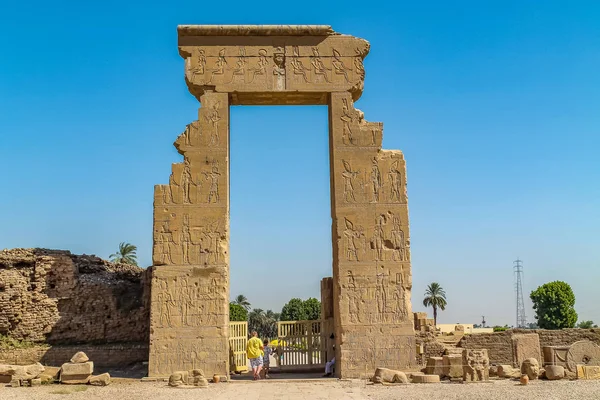 Antiguo Templo Egipcio Amon Luxor Con Columnas Hermosos Bajorrelieves Culto —  Fotos de Stock