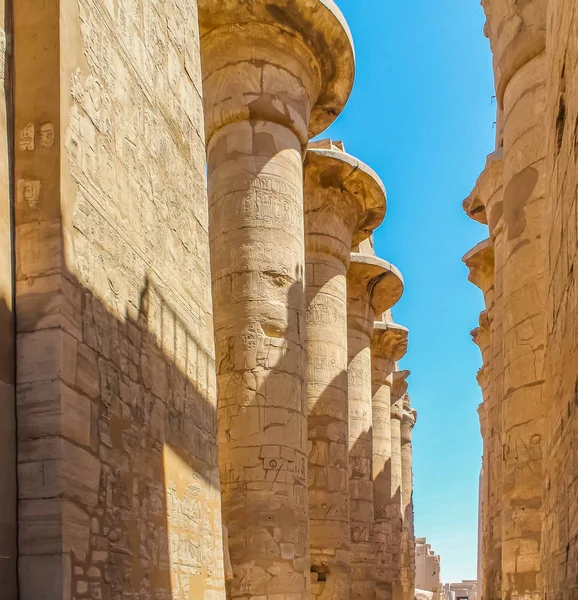 Antika Egyptiska Tempel Amon Luxor Med Kolumner Och Vackra Reliefer — Stockfoto