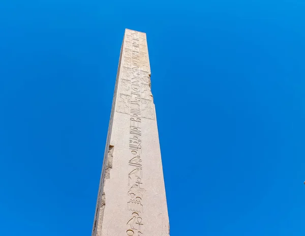 Antiguo Templo Egipcio Amon Luxor Con Columnas Hermosos Bajorrelieves Culto —  Fotos de Stock