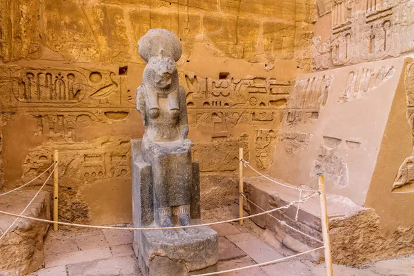 Alter Ägyptischer Tempel Amon Luxor Mit Säulen Und Schönen Reliefs — Stockfoto