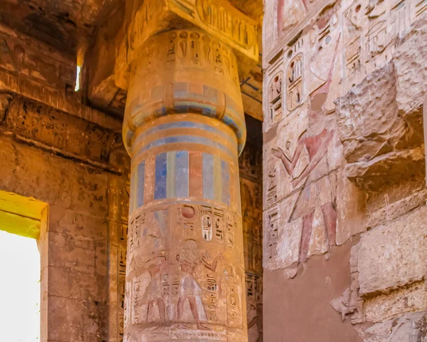 Templo Egípcio Antigo Amon Luxor Com Colunas Belos Baixos Relevos — Fotografia de Stock