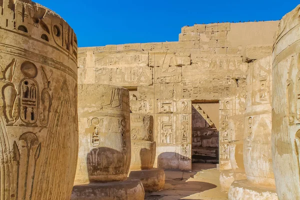 Templo Egípcio Antigo Amon Luxor Com Colunas Belos Baixos Relevos — Fotografia de Stock